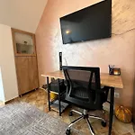 Διαμέρισμα Pumpkin Spiced With Own Parking And Office Setup *