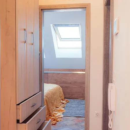 Pumpkin Spiced With Own Parking And Office Setup 아파트