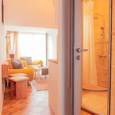 Pumpkin Spiced With Own Parking And Office Setup 아파트