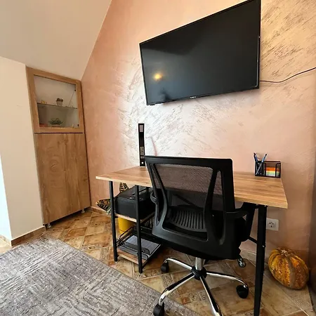 Apartment Pumpkin Spiced With Free Gym Pass And Office Setup *