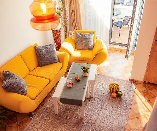 Pumpkin Spiced With Own Parking And Office Setup 索菲亞