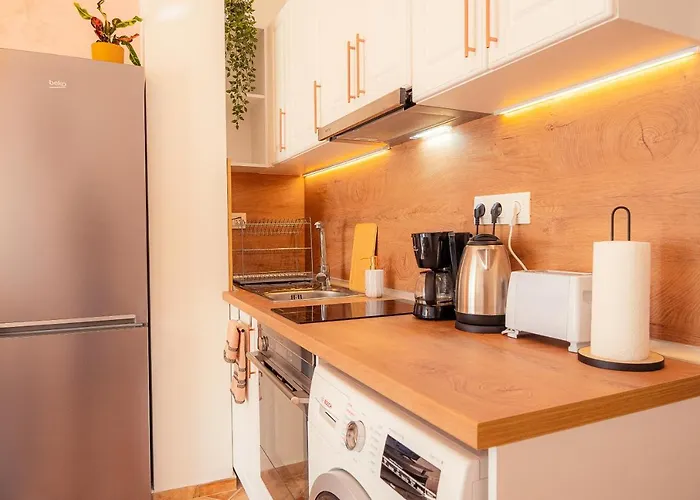 Pumpkin Spiced With Own Parking And Office Setup Appartement