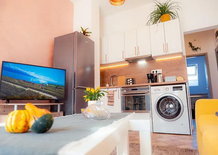 Pumpkin Spiced With Own Parking And Office Setup 索菲亞