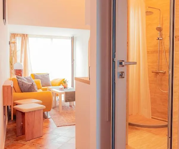 Pumpkin Spiced With Own Parking And Office Setup 公寓